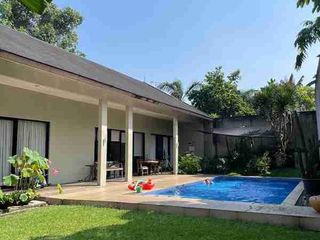 Dijual rumah luas nyaman dengan kolam renang di Pondok Aren