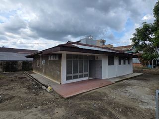 RUMAH BULATAN DENGAN PARKIRAN SANGAT LUAS TENGAH KOTA DAN SEMI FURNISHED LOKASI DI JLANA KUNATAN PEKANBARU