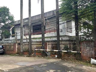 DISEWAKAN! RUMAH HITUNG TANAH COCOK UNTUK LAPANGAN PADEL DI JL WIJAYA TIMUR KEBAYORAN BARU