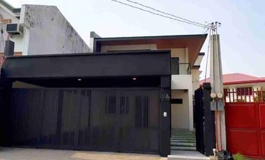 House and lot with swimming pool walking distance from Elizabeth Seton school las Piñas City