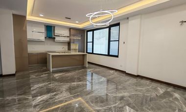 5 Bedroom Townhouse for Sale in San Juan ( w/ 5 Parking lot & Solar Panels )