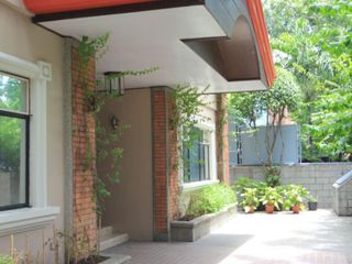 House and Lot for Sale, L.A. 735SQ.M., San Lorenzo Village, Makati City ( near the main gate)