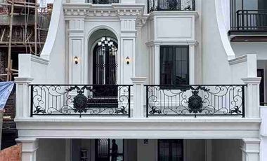RUMAH MEGAH 4 LANTAI SISA 1 UNIT FREE INTERIOR