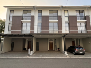 Townhouse 3 Lantai di Lebak Bulus dekat MRT Fatmawati