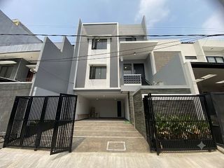 Jual Rumah Imperial Gading Baru 3lt carport 4 mobil 120m2