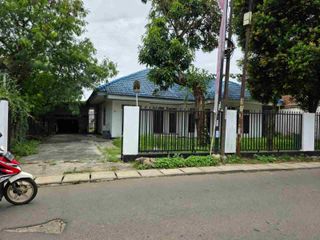 RUMAH DENGAN PEKARANGAN LUAS, MURAH.