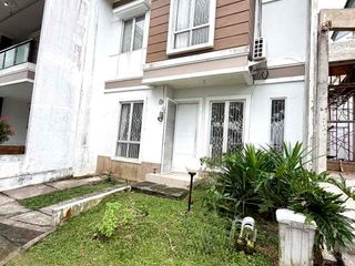 Rumah dengan Perkarangan Luas di Perumahan Elit