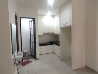 Jual Rugi Rumah SHM Semi Furnish di Green Village Cipondoh Tangerang