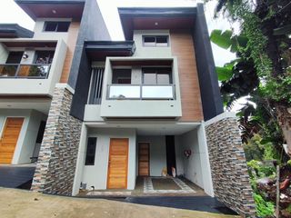 For Sale 2 Storey Duplex House with Basement and Attic in Leonila Hill Baguio City with 3 Bedrooms-JV2