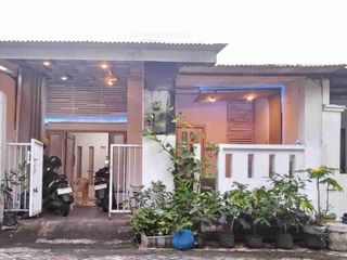 di runah di taman  sepanjang