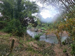 Dijuat tanah datar los sungai bebatuan di tabanan bali