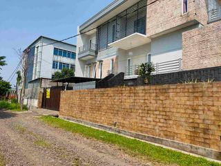 disewakan rumah besar, bersih, siap huni, 6 kamar tidur, fully furnished, kolam renang, dekat tol Jagorawi