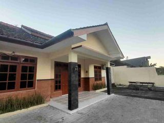 Rumah Ada Usaha Kantor Barang dan Jasa Dilengkapi 4 Kamar Karyawan - Yl
