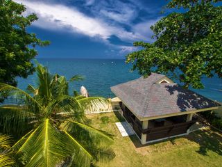 Catmon Beach House with spacious garden