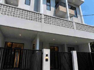 Dijual Rumah Baru Minimalis Modern 3 Lantai Bebas Banjir di Duri Kepa