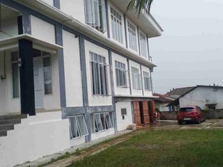 Rumah 3 lantai mewah plus gazebo parkiran luas