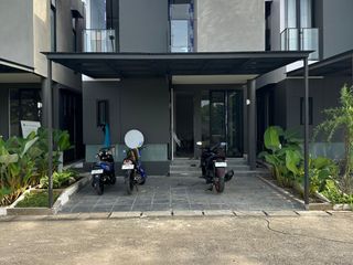 Rumah 2 lantai 10 meter dr pintu tol Ciputat dan pool transjakarta