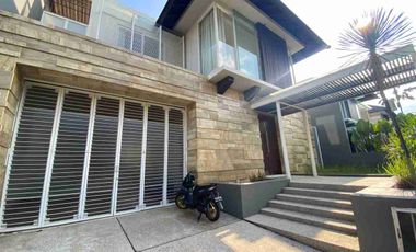 HOT!
Rumah Graha Famili Full Furnished di Blok Favorit

✅ Cluster Favorit. Tidak banyak rumah
✅ Tinggal jalan ke Rocca Club House
✅ Model minimalis. Layout luas 
✅ Full Furnish  
LT - 375 (15x25)  
LB - 400 
KT - 4+1 (2 kamar master)  
KM - 4+1 (2 kamar mandi dalam) 
HGB ~ Hadap Utara
Harga - 13.5 M Nego