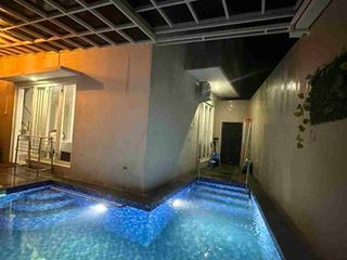 villa murah BU SEGERA di perbatasan malang dan batu dekat wisata dan kampus besar seperti UMM dan UIN.  hunian tenang dan nyaman bagus disewakan atau dihuni. turun harga ada kolamnya dan full furniture