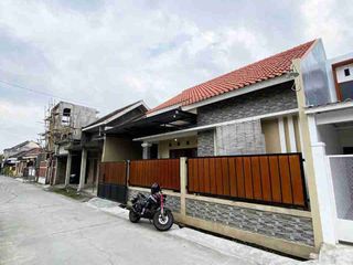 rumah cantik pinggir jalan komplek perumahan
