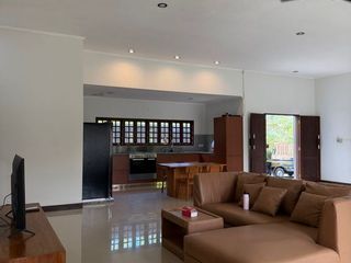 Rumah Modern Fully Furnished Dijual di Canggu dengan Private Pool