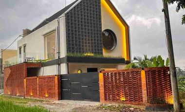 Vila Mewah Bergaya Industrial Modern yang Baru Selesai Dibangun