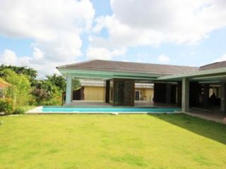 Spacious Bungalow Four Bedrooms House with Pool and Big garden in Northtown