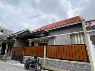 Kontrakqn Rumah Modern Terawat Siap Pakai