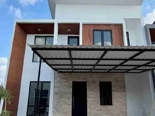 Rumah dua lantai masih baru siap huni di sewa