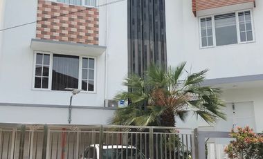 LELANG RUMAH MEWAH 3 LANTAI! Desain Modern + Rooftop di Villa Permata Gading, Jakut