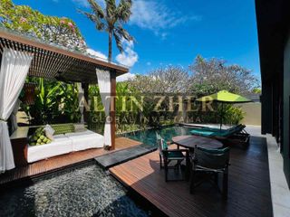 Dijual villa tropical di dalam kawasan hotel di Seminyak dan dekat dengan pantai.