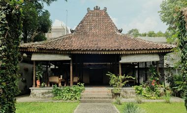 Rumah Mewah Dengan Kolam Renang Lokasi Dekat Stadion Maguwoharjo Depok Sleman