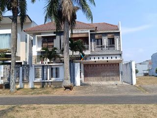 Dijual Rumah Mewah Siap Huni di Boulevard Araya Golf, Malang