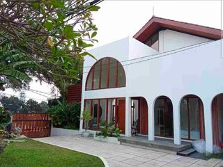 Di jual rumah estetik fully furnished cocok di jadikan villa lengkap dengan Pool. R