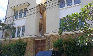 DI JUAL CEPAT GUEST HOUSE 4 LANTAI DI KAWASAN RENON
📍Lokasi Jalan Pemuda III, Renon, Denpasar Selatan, Kota Denpasar, Bali
- LT : 426 m2
- LB : 950 m2
Lebar Depan 20 Meter
Lebar Jalan 4 Meter Aspal

Fasilitas :
± 32 Kamar Tidur dengan Kamar Mandi Dalam
Listrik 66.000 VA
Halaman Parkir
2 Dapur Publik
6 Gudang
Rooftop
2 Gazebo
Air Sumur Bor
Hadap Selatan

Selling Point :
- Kawasan elit dan tenang di Pusat Kota Denpasar
- Dekat dengan Warung Be Pasih Renon
- 2 Menit menuju Lapangan Bajra Sandhi Renon
- Dekat dengan fasilitas umum seperti minimarket, restorant, perkantoran, pusat perbelanjaan, dll

Harga 22 Milliar Saja
Nego
Cash/Kredit