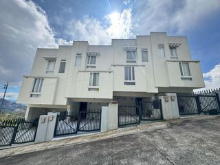 Bakakeng Central, Baguio City Pre-owned 3-Storey Townhouse w/ Roof deck + 1 CG + Backyard Garden + Viewing Deck near Town Proper || DCP