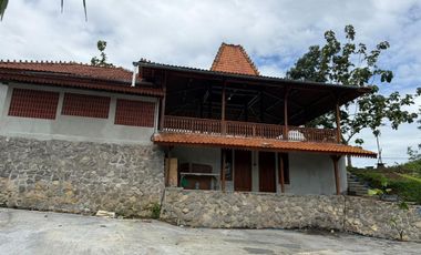 DIJUAL DISEWAKAN RESTO & VILLA EKSOTIS DI JATILUWIH – LAHAN 2.400 M² DENGAN VIEW SAWAH & GUNUNG BATUKARU