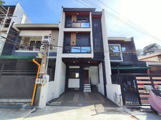 Bakakeng Sur, Baguio City Modern 3-Storey Townhouse w/ 2 Basement + 1-2 CG + Balcony near SLU Aquatic Center || DCP
