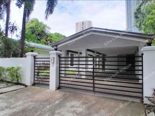 FOR SALE HOUSE AND LOT IN URDANETA VILLAGE