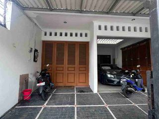Disewakan Rumah 3,5 lantai bagus, kolam renang, lift di Tebet Barat Jakarta Selatan