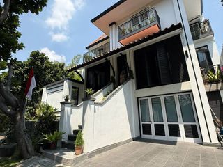 DISEWAKAN Rumah Premium Full Furnish dan Elektronik Ada Private Pool Siap Huni Keamanan 24 Jam Dekat Pusat Kota dan Akses Tol di Cluster Riverside
