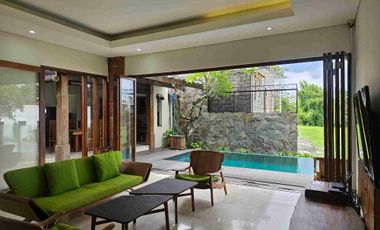 Artistik Modern Tropikal Villa di Area Semer Kuta