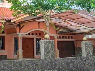 DIIJUAL CEPAT RUMAH LUAS RASA VILLA DENGAN KOLAM RENANG,BISA KPR.LINGKUNGAN AMAN NYAMAN