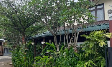 Hunian Hoek Halaman Luas, Rumah Asri di Bintaro Sektor 5 NV-19073