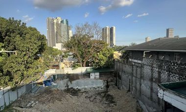 FOR SALE: Old Ancestral House for Sale at White Plains Subdivision