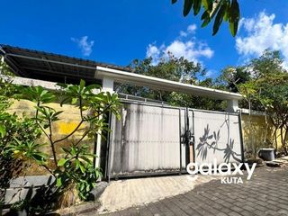 RUMAH DENGAN HALAMAN FULL FURNISHED DI PERUM BERANDA KUTUH BADUNG