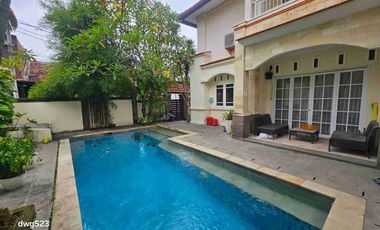 Dijual rumah semi villa lantai 2 lokasi semer dekat ke umalas kerobokan 
One gate syestem
Dekat pepito market/cafe budha/nook restaurant