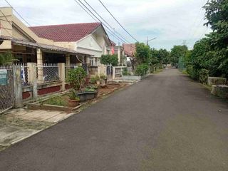 Di jual murah rmh komplek Garuda Cipondoh dgn luas tanah 200 meter hanya 1,6 M nego lagi.