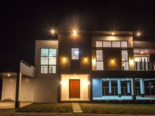SPACIOUS 6-BEDROOM CORNER HOUSE & LOT FOR SALE IN TAGAYTAY HEIGHTS | 400 SQM | ₱28.5M