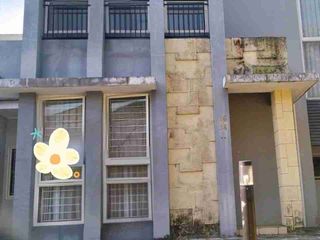 Rumah dua lantai  di jual cepat di grand city